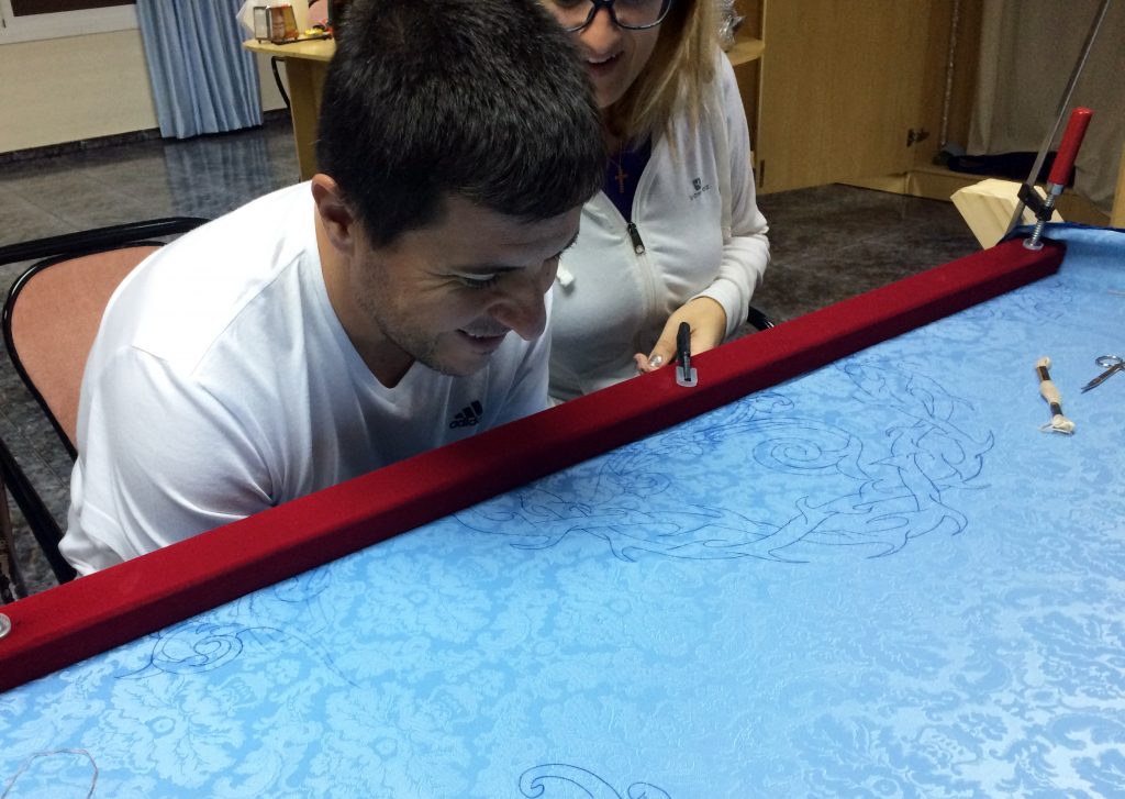 El Presidente de la Hdad. Sta. María Cleofé y Coronación de Espinas, D. Casimiro Esteban Moreno, da la primera puntada para inaugurar el Taller de Bordado.