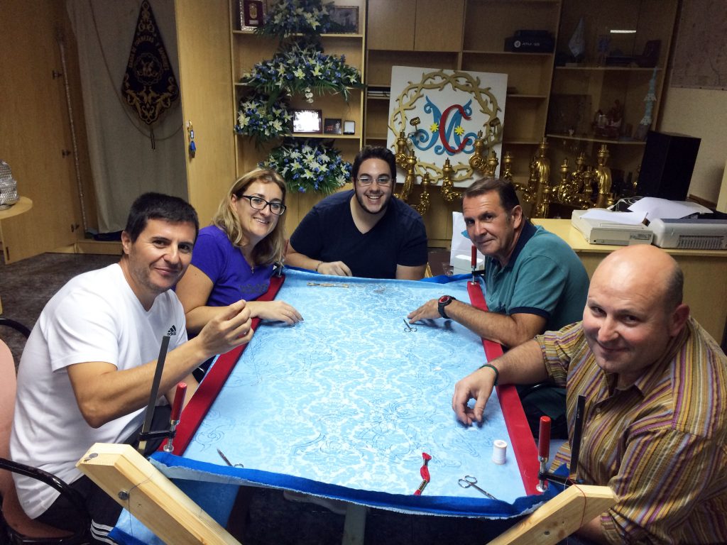 Miembros de la Vocalía de Patrimonio, Protocolo y Documentación y de la Junta Directiva de la Hermandad Santa María Cleofé en el Taller de Bordado.